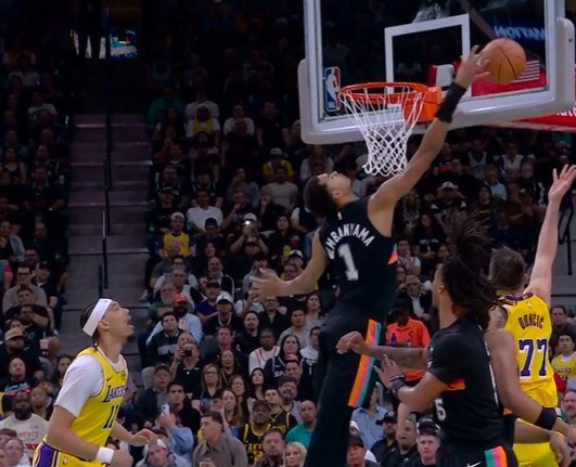 PP模拟器官网-怎么也逃不了！东契奇突破慢三步上篮 依然被文班结实钉板大帽！