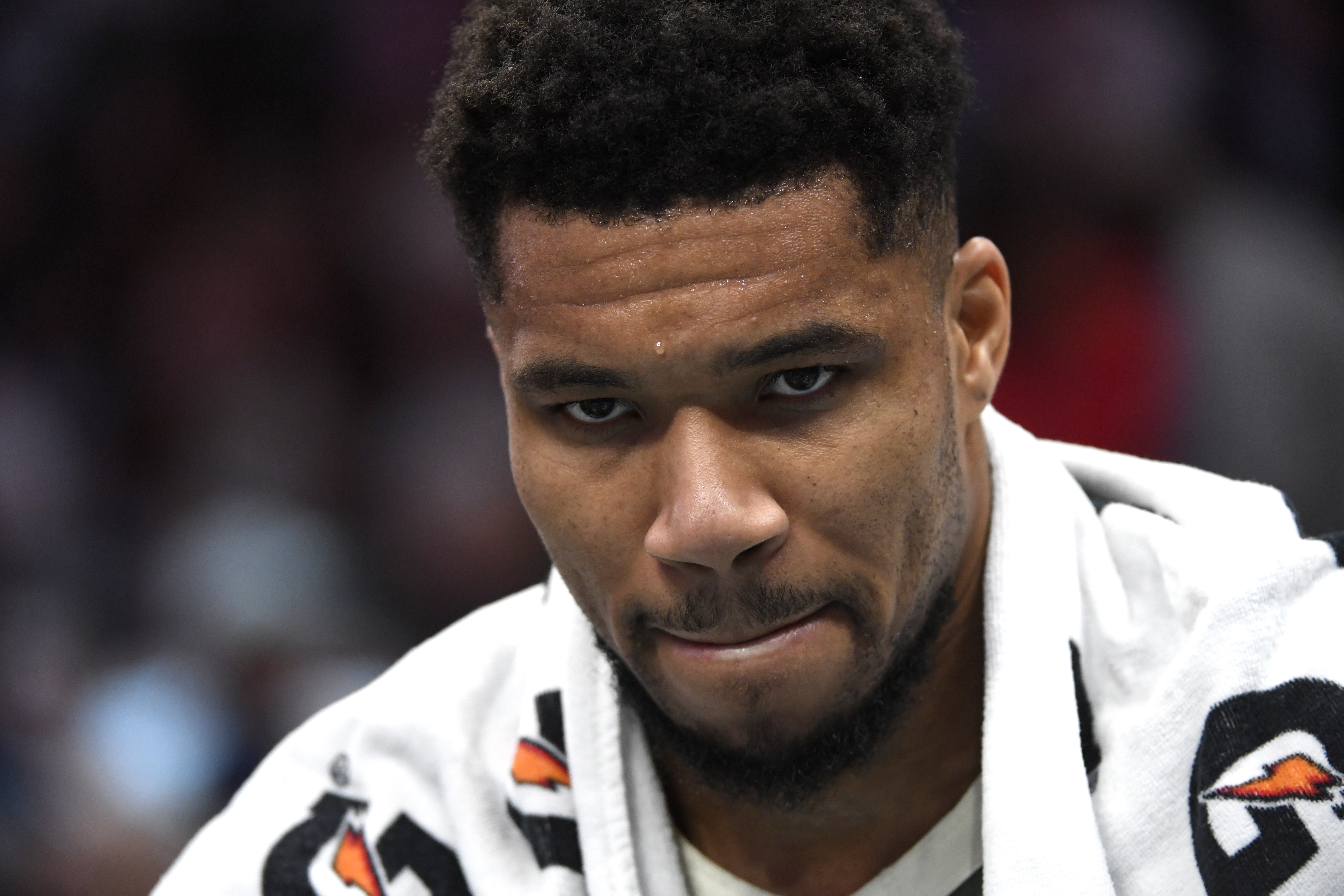 PP电子模拟器试玩在线-无心恋战？字母哥最后时刻伤退&amp;8中4拿到22分13板7助 罚球16中14