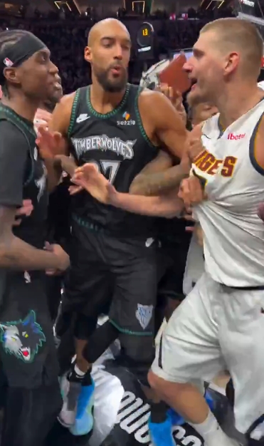 PP电子模拟器试玩在线-近距离体验NBA球员冲突压迫感!约基奇这体型也就戈贝尔敢劝架了